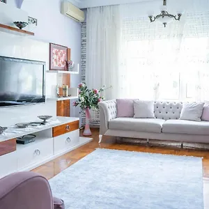 https://kadikoy-2-bedroom-nature-house-with-a-garden.istanbul-turkeyhotels.com